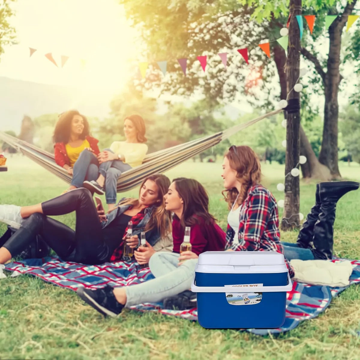 Combo cooler 4 piezas con hieleras portátiles de 5L, 13L, 21L y 45L, color azul con tapa blanca, ideales para camping, playa, picnic y viajes, mantienen bebidas y alimentos fríos por más tiempo, diseño resistente y fácil de transportar.