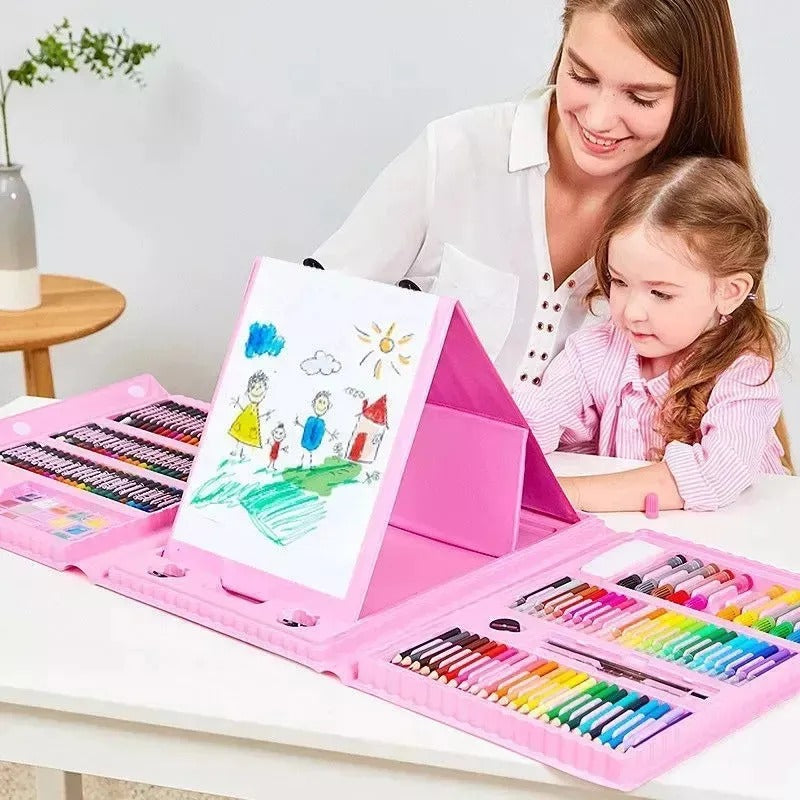 Niño dibujando con juego de pinturas artísticas 208 piezas maletín creativo infantil