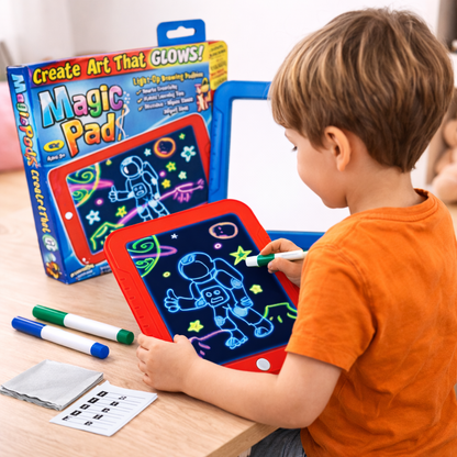 Niño dibujando en pizarra mágica LED con pantalla iluminada reutilizable efecto luz neón